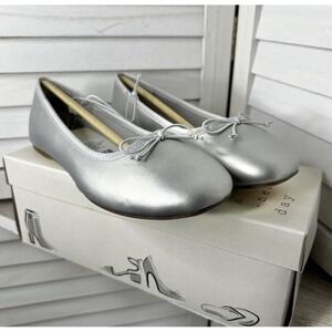 A New Day Women's Jackie Ballet Flats w/ Memory Foam Size 5 Silver. NIB NOS
